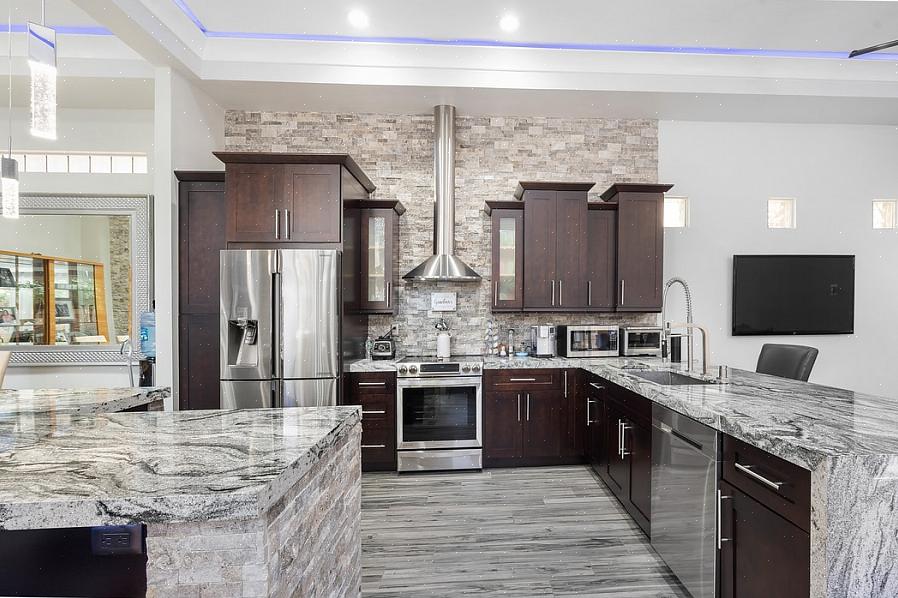 Marmor är ett av de mest eleganta golvmaterialen du kan välja för ditt kök