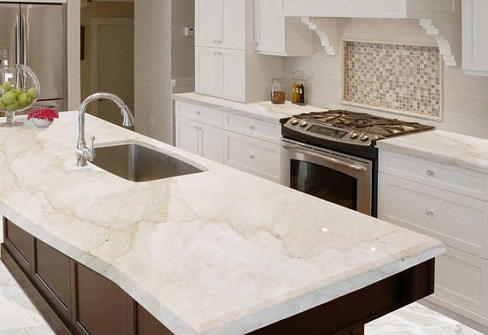 När du använder en bänkskiva i marmor för matlagning måste du torka upp eventuella spill direkt