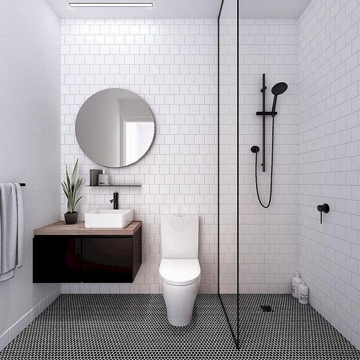 Börja med att mäta från väggen bakom toaletten till mitten av bultarna vid toalettens botten