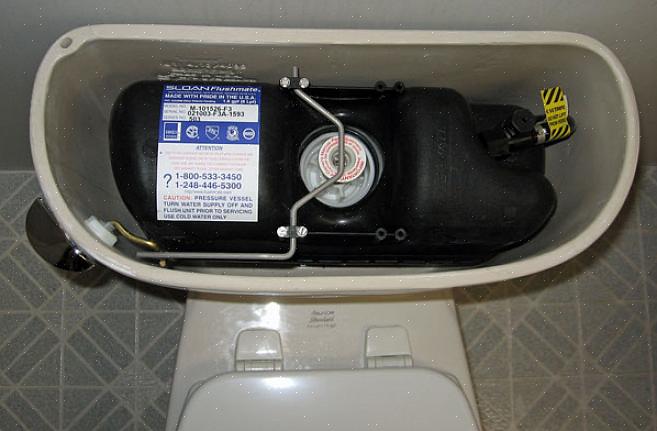 Använder en tryckassisterad toalett tryckluft för att avsevärt öka spolkraften