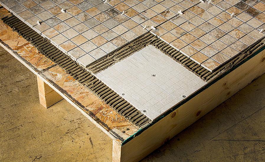 Tekniskt kan cementskiva läggas över en betongplatta som bas för en kakelinstallation