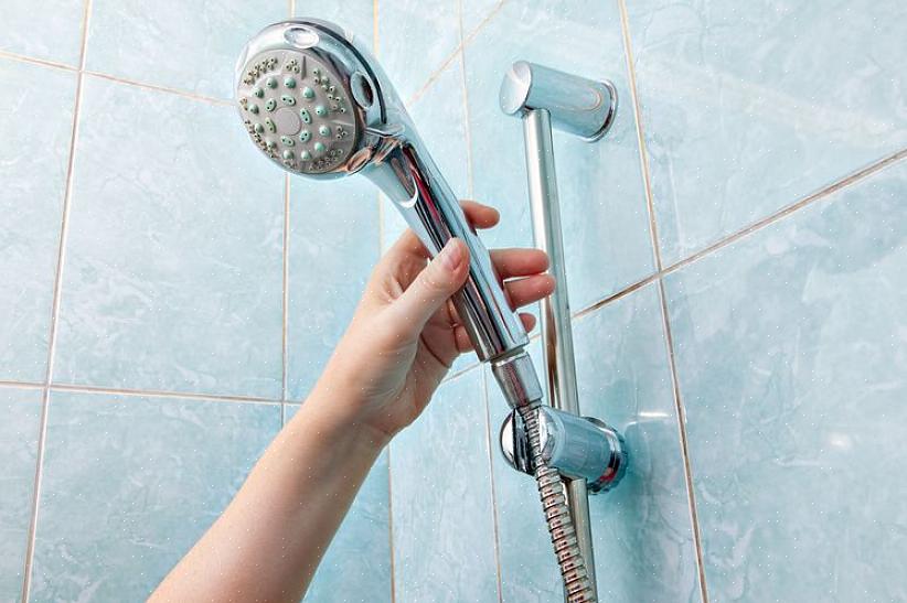 Standardbeslag för en handdusch fäster vid den befintliga duscharmen
