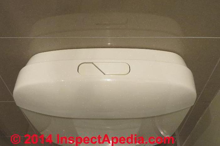 Du kan behöva ta bort tryckbehållaren från insidan av toalettbehållaren för att sätta i de nya tankbultarna