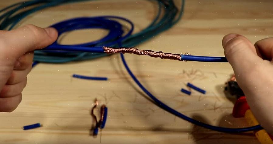 Kablarnas mantelsektion bör sträcka sig in i kopplingsdosan cirka 0,60 cm