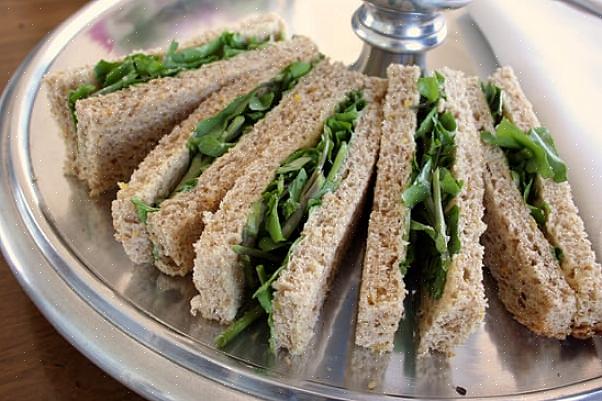 Te-smörgåsar eller fingermackor passar menyn när du letar efter en enkel maträtt att servera som är lätt
