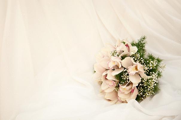 Överväg att ställa ditt bröllopsdatum nära en helgdag som kyrkan redan köper blommor till