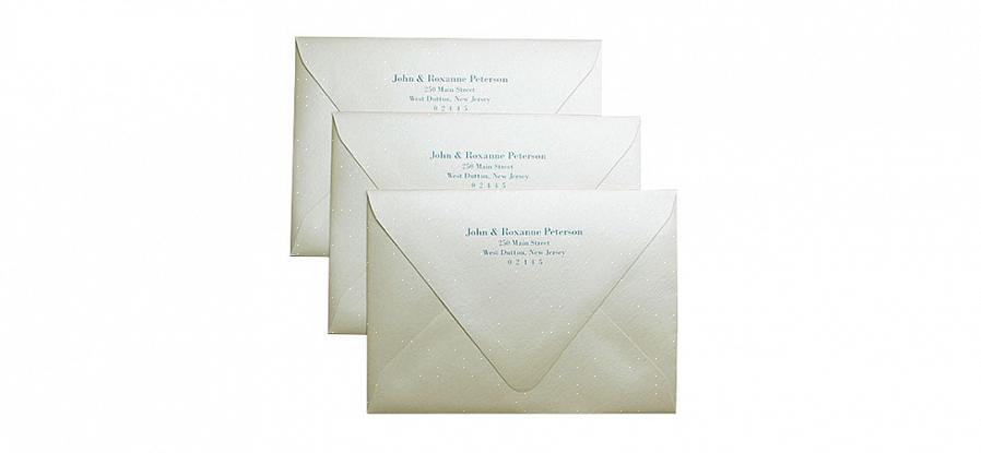Svarskortkuvertet ska adresseras till den person som hanterar organisationen av gästlistan för bröllopet