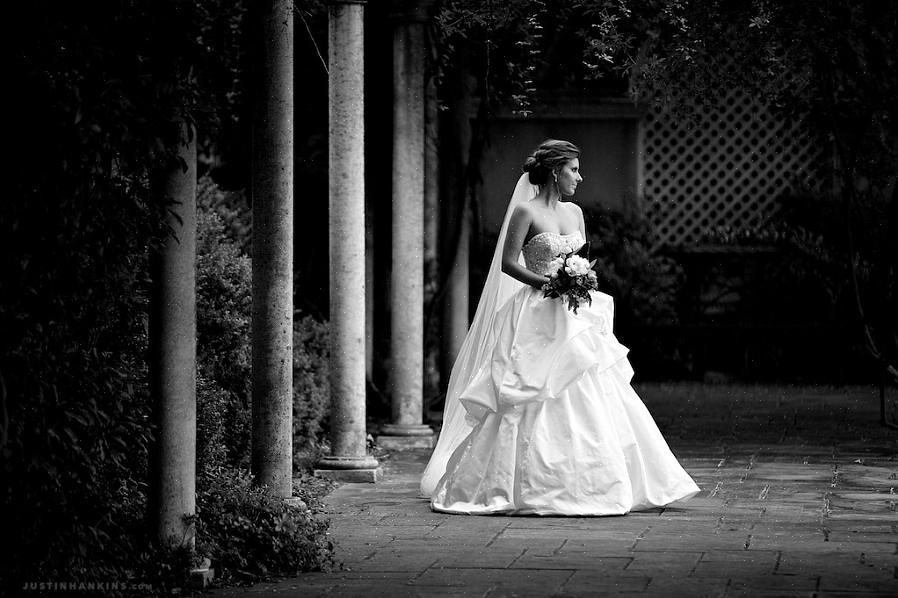 Ett brudporträtt är en formell bild av bruden i hennes bröllopsklänning