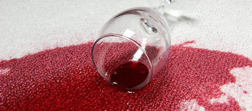 Hur man tar bort röda vinfläckar från den vita mattan