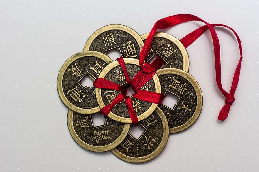 Börja med att utforska de många feng shui-botemedel som innehåller kinesiska mynt i sin design