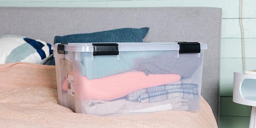 Bubbelplast eller extra förpackningspapper kulat upp kan användas för att ställa in lådan innan du packar