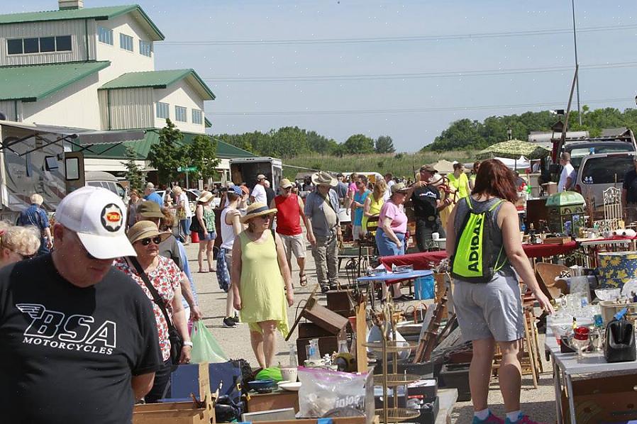 På Kane County loppmarknad fyller upp till 1000 återförsäljare nöjesplatserna med nya