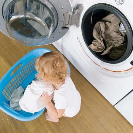 Häll innehållet i blöjkärlet i tvättmaskinen