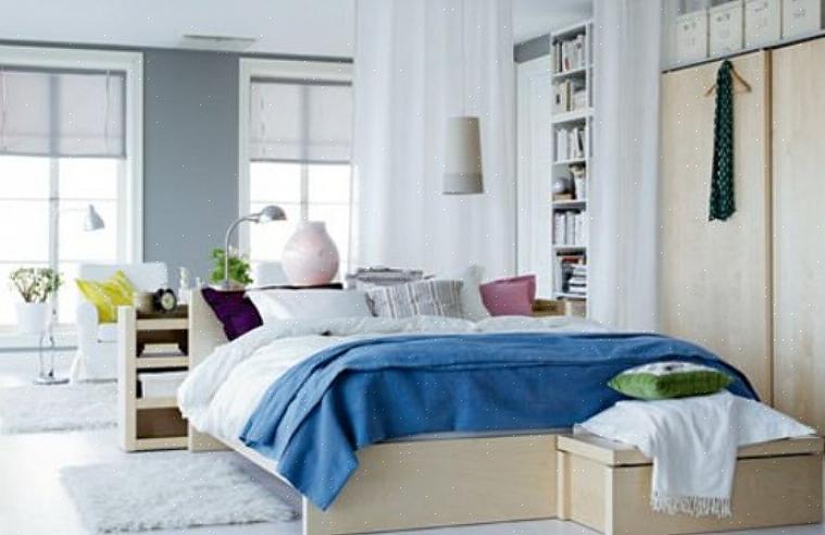 Även om du har ett begränsat utrymme bör du ändå placera sängen så att den har andrum för bra feng