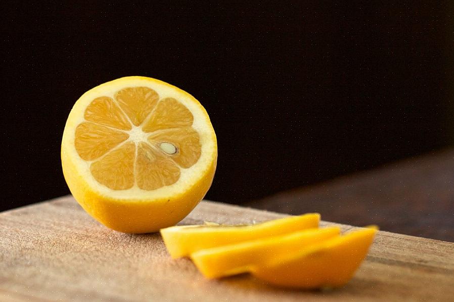 Tillsätt citronsaft till vinäger vid rengöring kan hjälpa till att neutralisera vinägerlukten