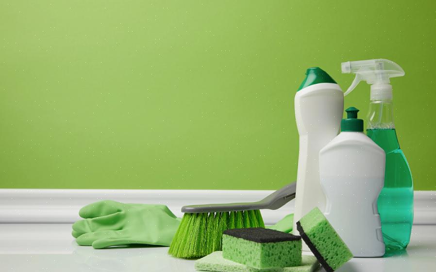 Grön rengöring kan falla under paraplyet att använda en grön rengöringsprodukt eller städa ditt hem