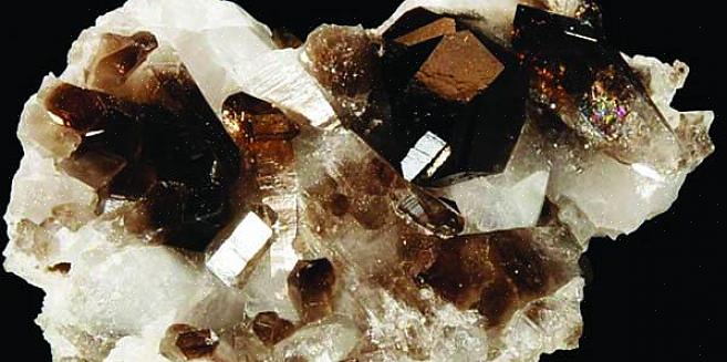 Upplyftande energi är det som skiljer rökig kvarts från andra skyddande kristaller