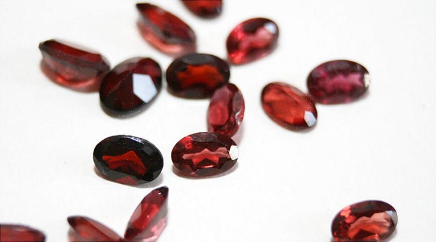 Namnet Granat kommer från Latin Granatum för granatäpple eftersom färgen på denna kristall liknar