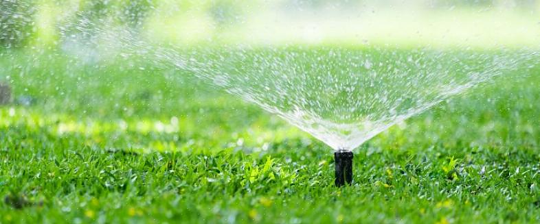 Öppna långsamt huvudavstängningsventilen för att släppa in vatten i sprinklersystemet