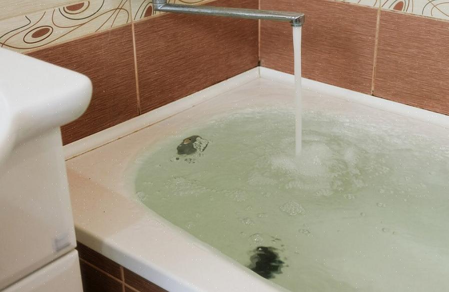 Du kan enkelt rensa bort badkaravloppet med en vanlig kolvformad kolv