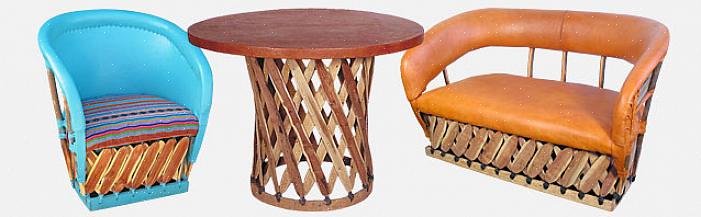 I denna rustika matsal lägger stolar i en nyans av mörk tobak till estetiken i detta mysiga utrymme