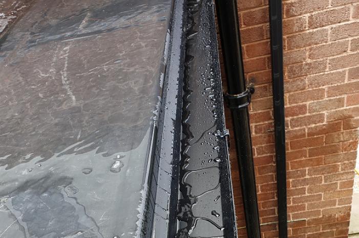 Det första steget i att reparera ditt EPDM-tak är att förbereda takytan för att ta emot plåstret