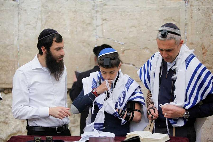 En typisk festfavör är personifierad med namnet eller initialerna på baren eller bat mitzvah barnet
