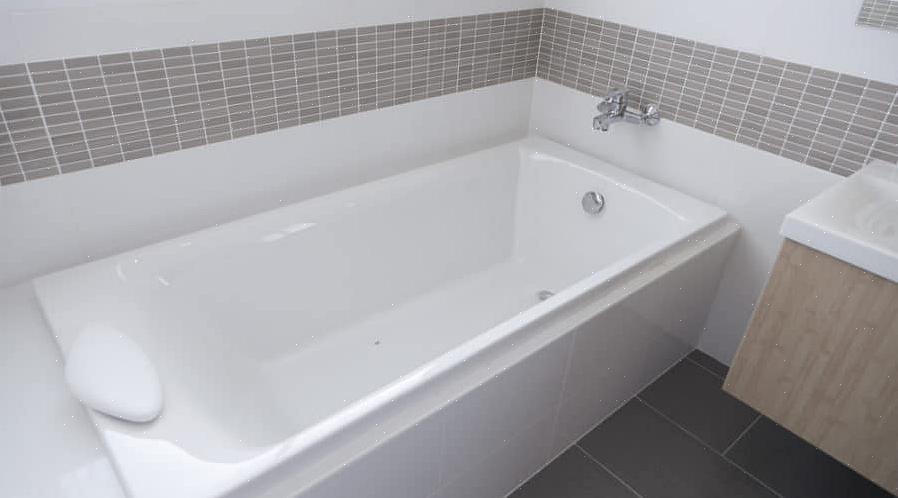 Ett badkar eller duschfodral är en solid bit akryl- eller PVC-plast utformad för att passa exakt