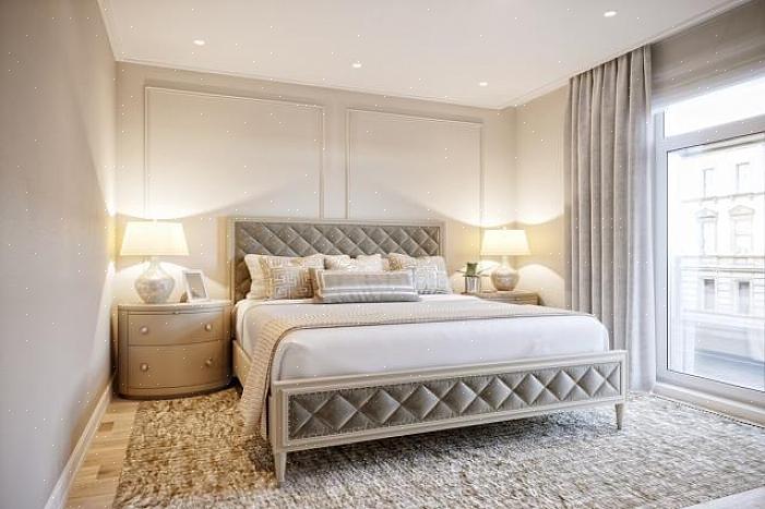 Några av de viktigaste elementen i ett romantiskt sovrum inkluderar mjuka lakan