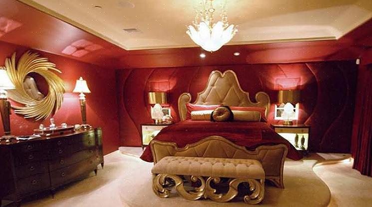 Ett annat alternativ är att använda rött i möbler eller en sänggavel som detta härliga sovrum designat