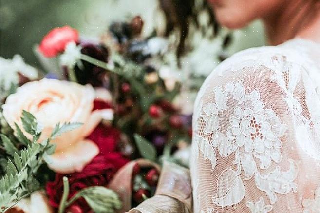 Att be blomsterhandlaren dela upp räkningen mellan brudens blommakostnader