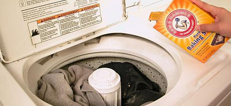 Genom att tillsätta 0,5 kopp bakpulver till varje tvättmängd kan tvättmedel arbeta mer effektivt