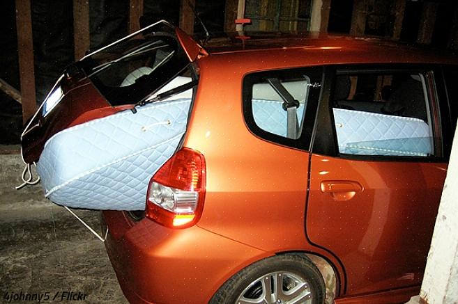 Hur man säkert fäster madrassen på taket på bilen