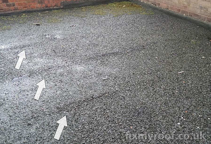 Applicera den flytande asfaltfärgen på takytan med antingen en borste eller rulle