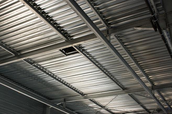Det första steget i reparationen av alla takmaterial av metall innebär att rengöra ytan