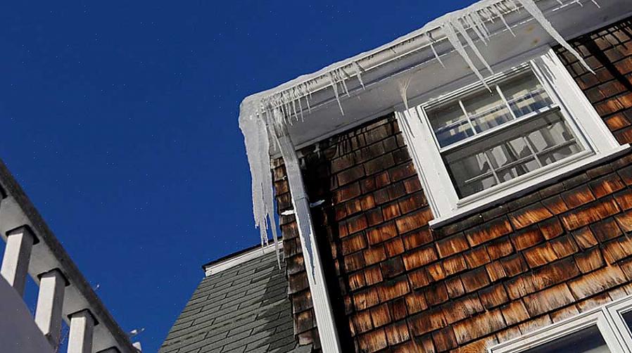 Det bästa sättet att förhindra isdammar är att se till att luften på vinden eller mot takdäckets botten