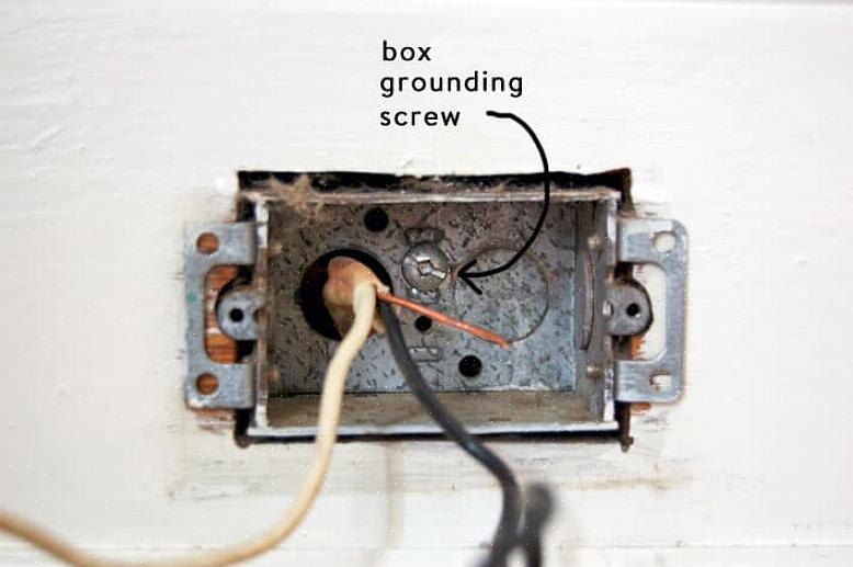 En gammal arbetslåda är en elektrisk låda för ljusströmbrytare
