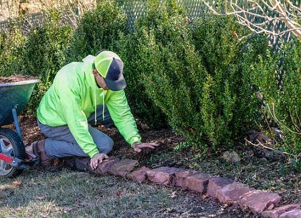 Eftersom vissa typer av hardscape är ganska dyra