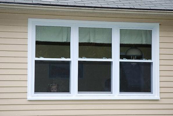 Dubbelhängda fönster är de typer som har en lägre båge (eller ruta) som glider uppåt
