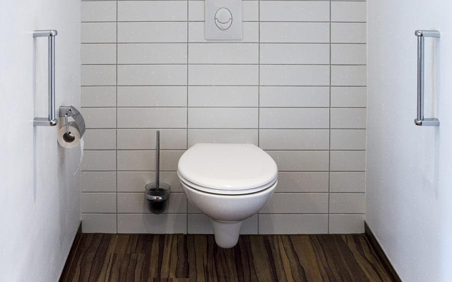 Installera toaletten genom att sätta vax- eller silikonringen ovanpå toalettens fläns