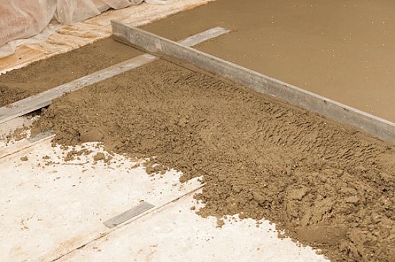 Oavsett vilket föremål som används används avrullning genom att dra verktyget över betongens våta yta