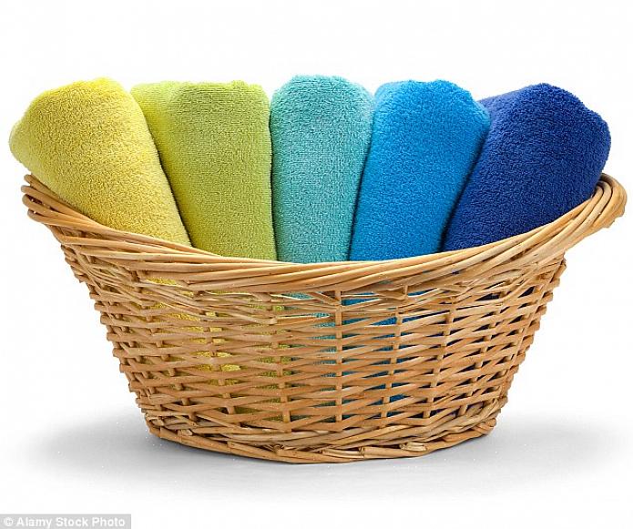 Vinäger hjälper till att ta bort resterna i handdukarna som gör att de känns styva