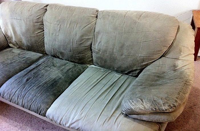Hur man rengör en soffa med mikrofiber med tvål