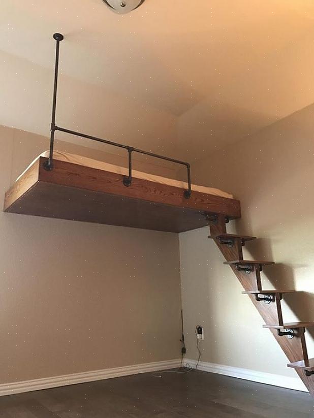 I likhet med en våningssäng lyfter en loftbädd madrassen för att skapa extra utrymme nedan