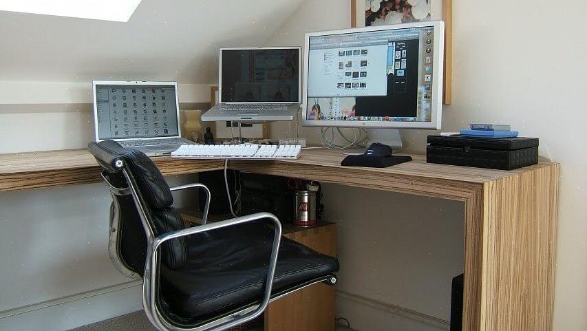 Även om du har ett litet utrymme kan du hitta ett snyggt litet skrivbord som matchar det