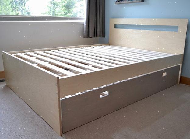 För DIY-rullande sängar kan basen vara konstruerad av antingen en bunky board eller ett ark av 1,90 cm