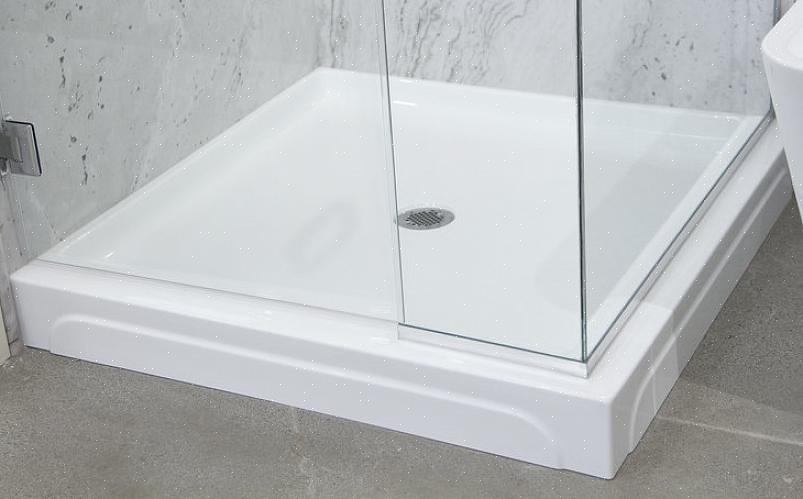 Parning av kakelväggar med glasfiber eller akryl duschpanna är inte bara möjligt utan det är vanligt