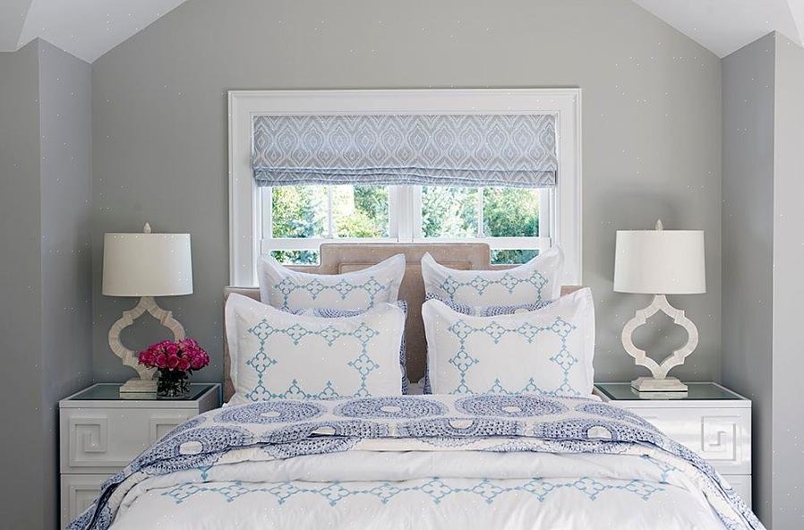 Leva upp ditt grå sovrum med några accenter av din ljusa favoritfärg