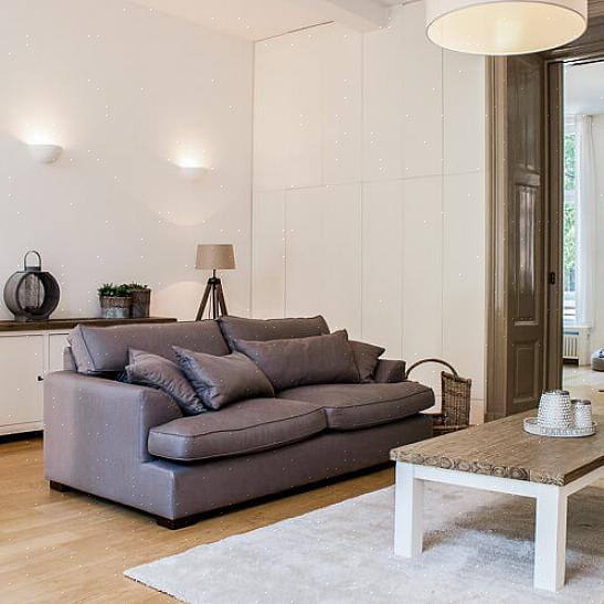 Du kan spara kostnader genom att hyra möbler för endast några av de mest synliga rummen i huset