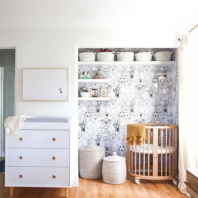 Denna glada lilla garderobskammare är ett perfekt exempel på vitt gjort rätt